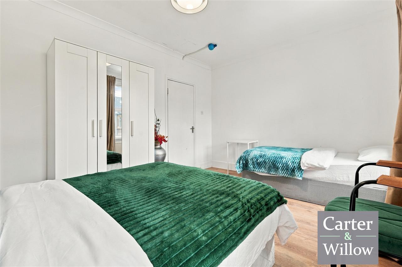 Park Avenue, Barking, Essex Image 15