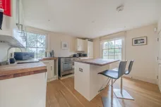 Ewhurst Park Tadley RG26 photo 6