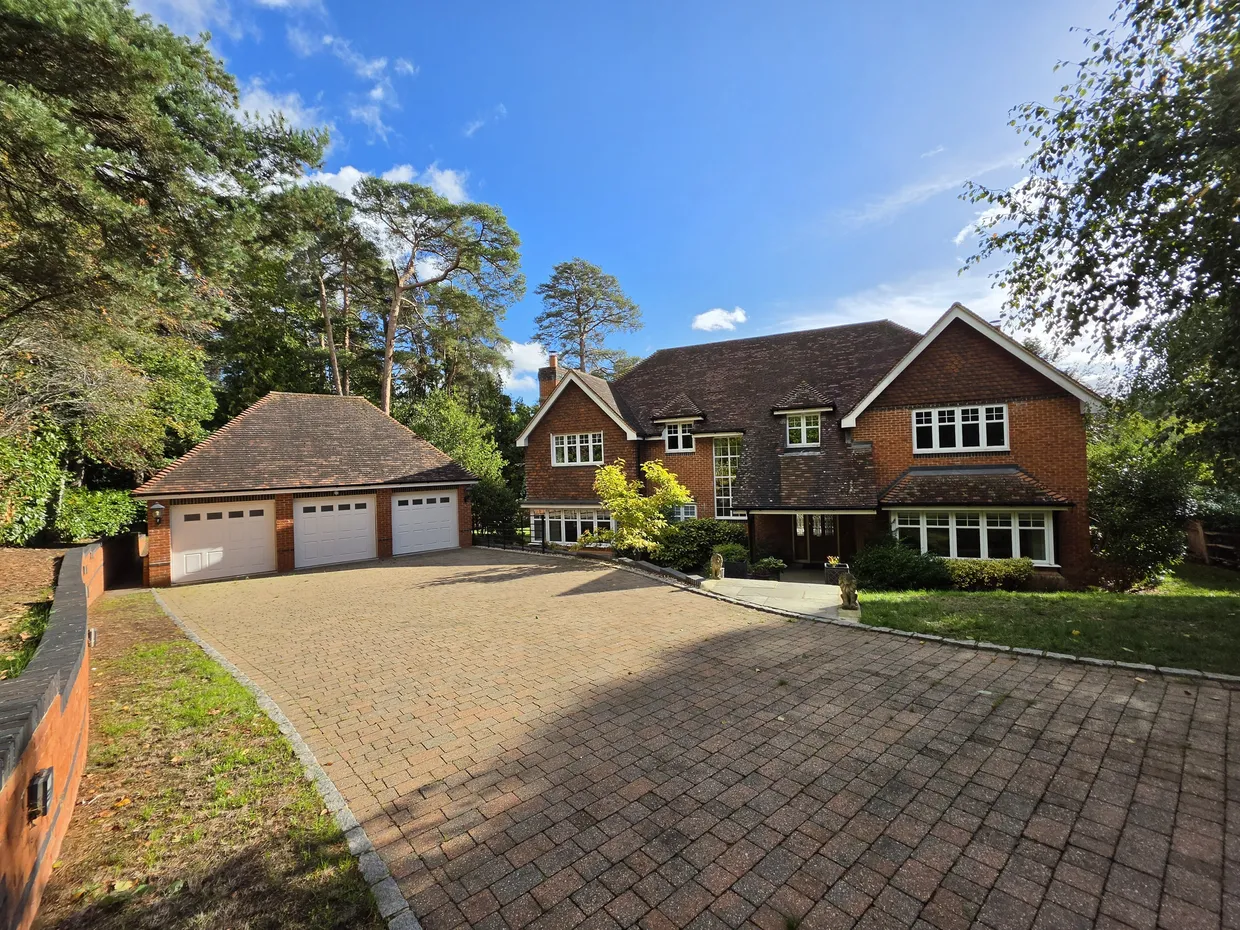 Parklands Close, Lower Bourne, Farnham, GU9 photo 1