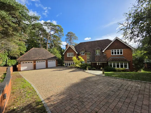 Parklands Close, Lower Bourne, Farnham, GU9
