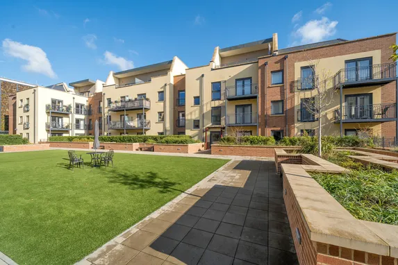 1 Nightingale Walk, Farnham, GU9