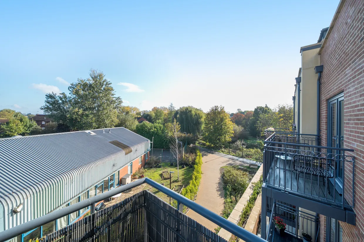 1 Nightingale Walk, Farnham, GU9 photo 8