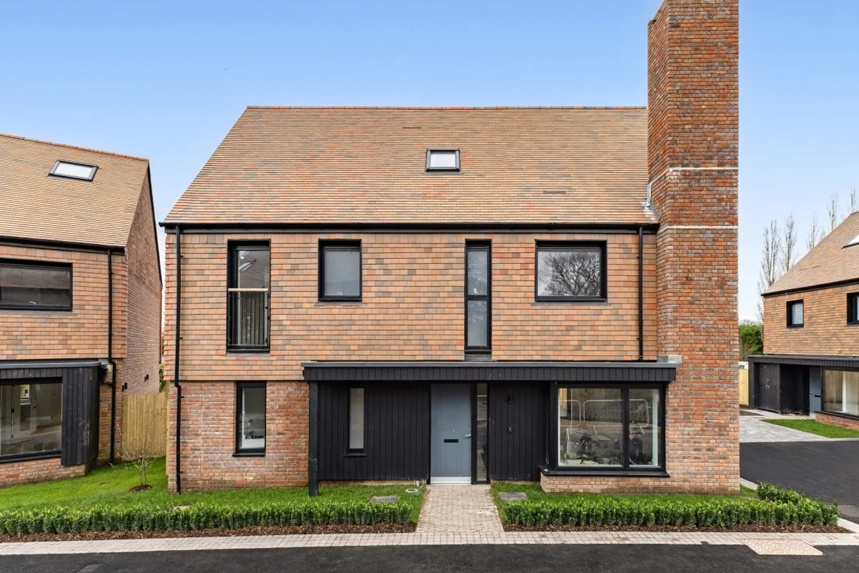 Medland Close Cranleigh GU6 photo 1