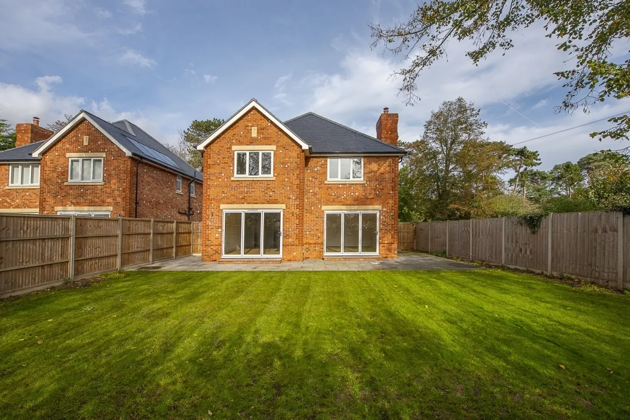 Lower Hampton Road, Sunbury-on-Thames, TW16 photo 1