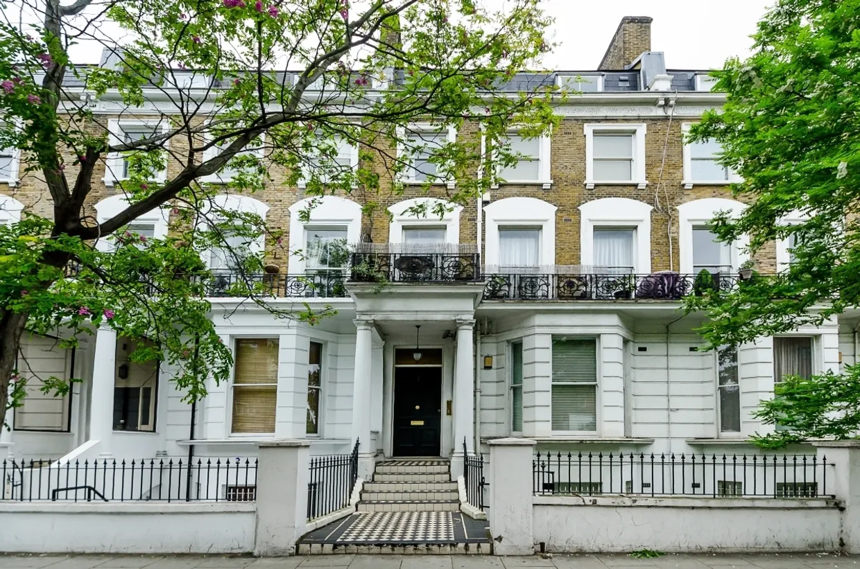 Earls Court Road London W8 photo 2