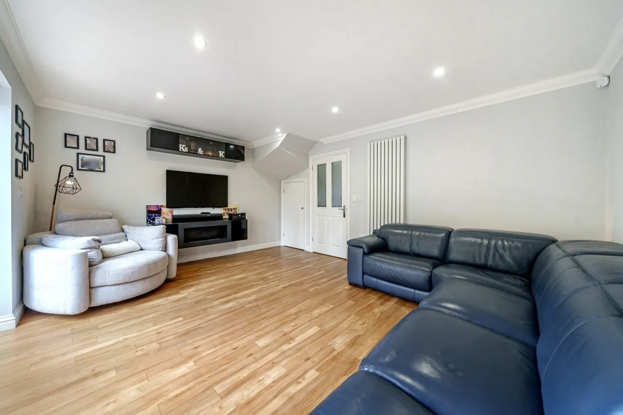 Grosvenor Road, Epsom KT18 photo 3