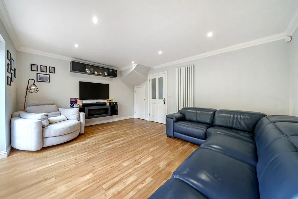 Grosvenor Road, Epsom KT18 photo 3