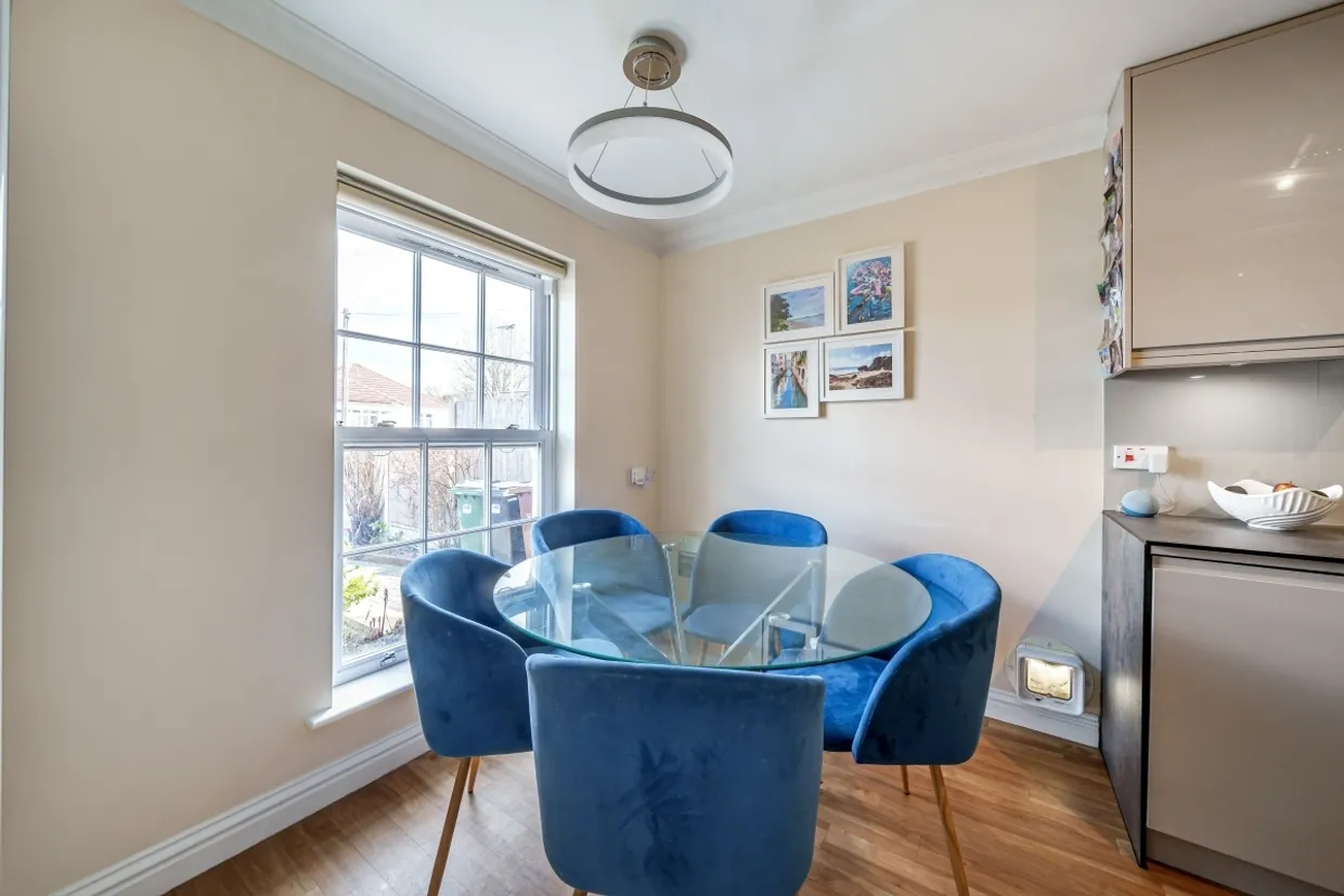 Grosvenor Road, Epsom KT18 photo 6