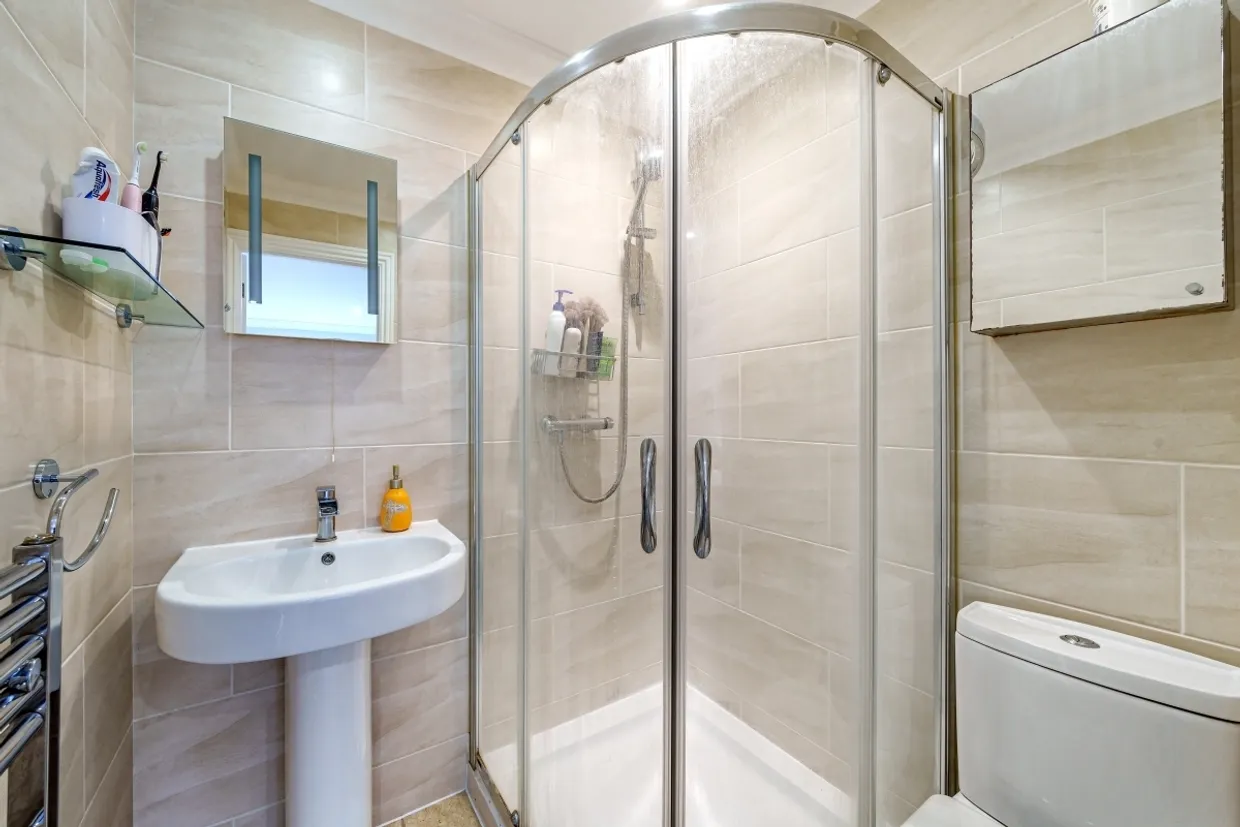 Grosvenor Road, Epsom KT18 photo 9