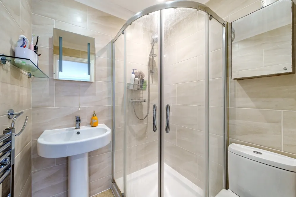 Grosvenor Road, Epsom KT18 photo 9