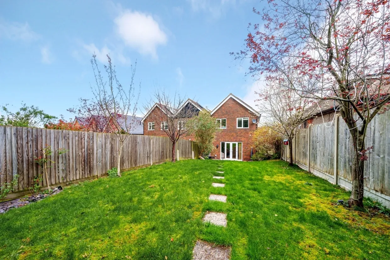 Grosvenor Road, Epsom KT18 photo 17