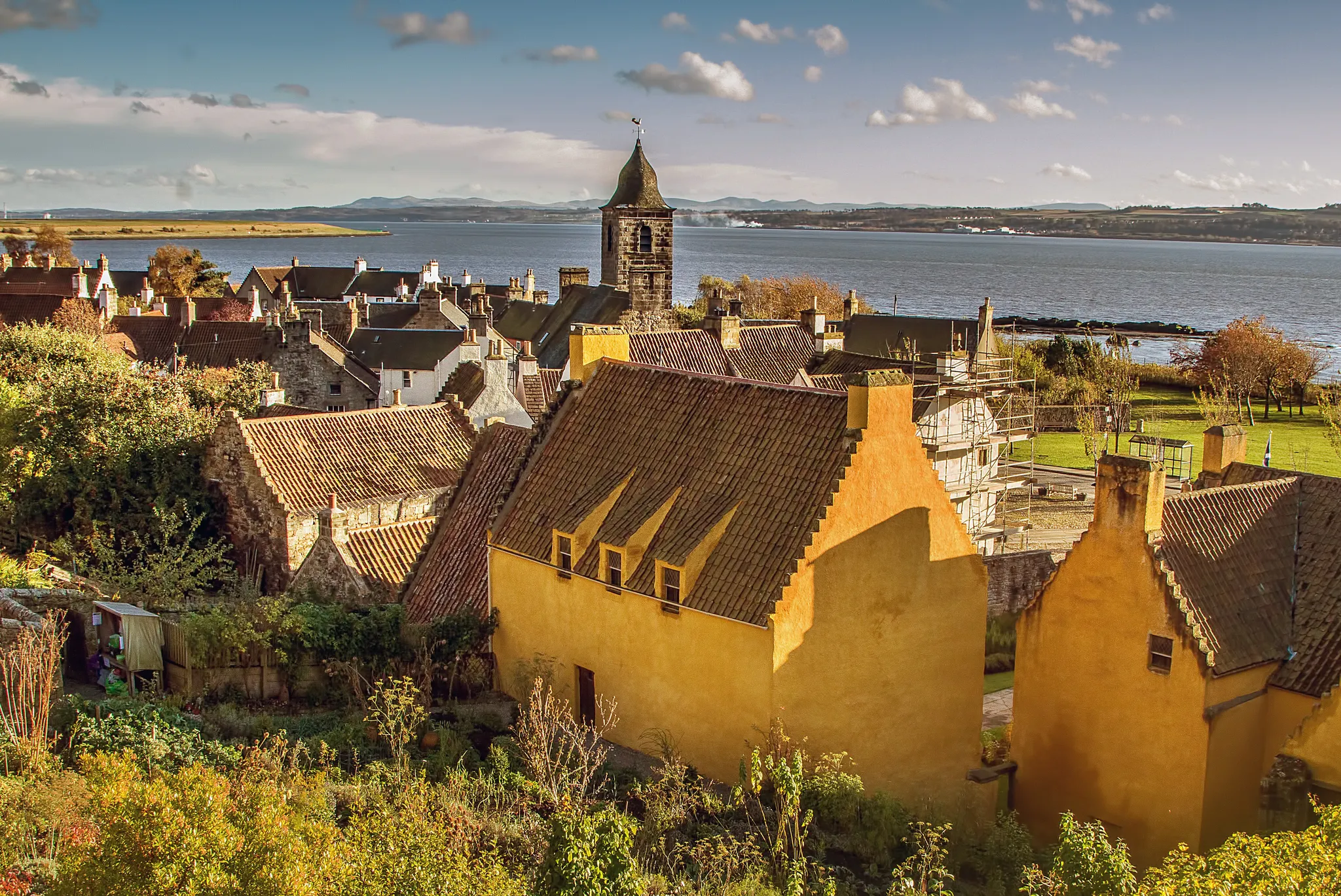 https://mr1.homeflow-assets.co.uk/files/site_asset/image/6880/9418/scotland_sell_your_property_with_us.jpg