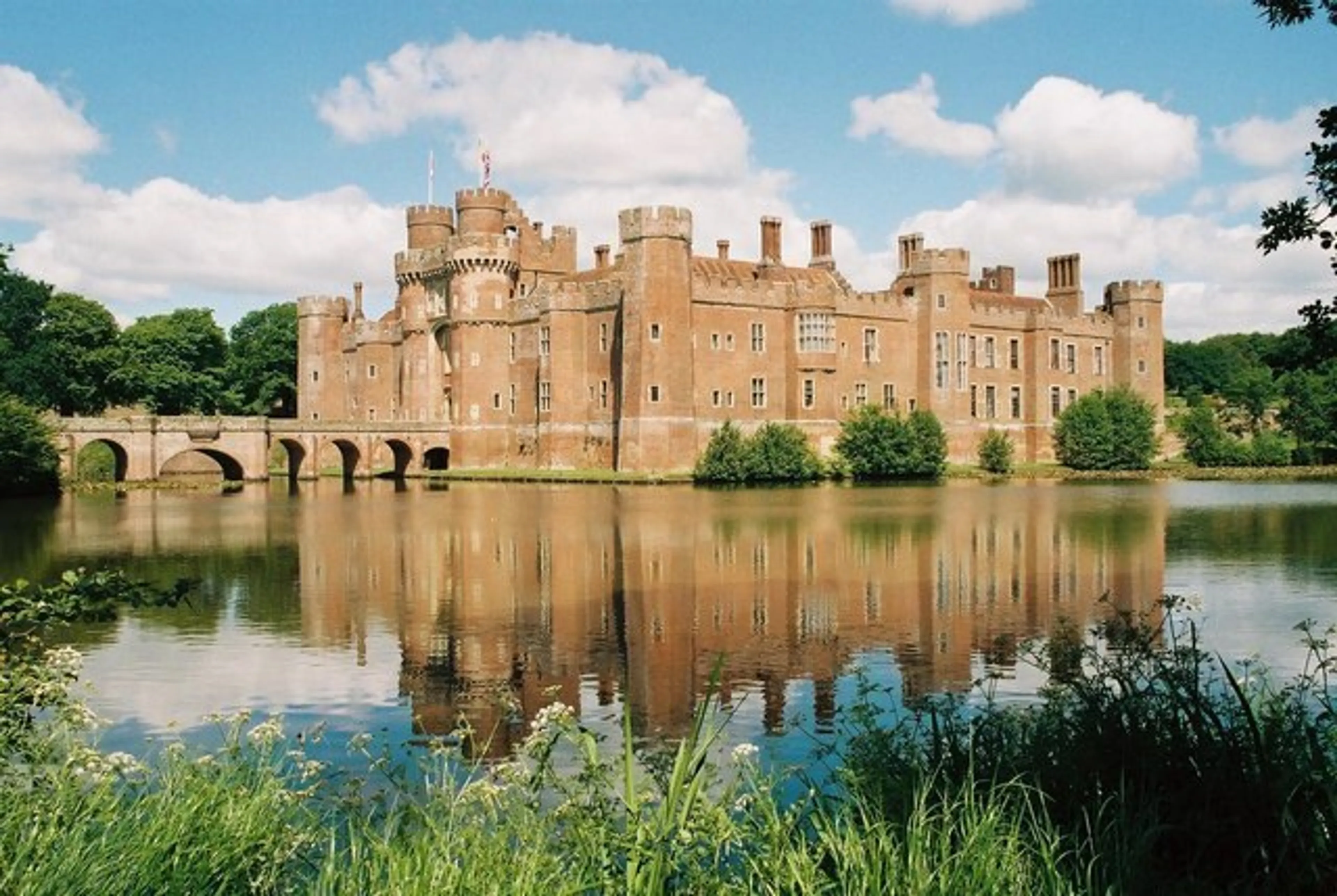 https://mr1.homeflow-assets.co.uk/files/site_asset/image/6971/0068/69416bf94f233e0e88b008a5_herstmonceux.jpg