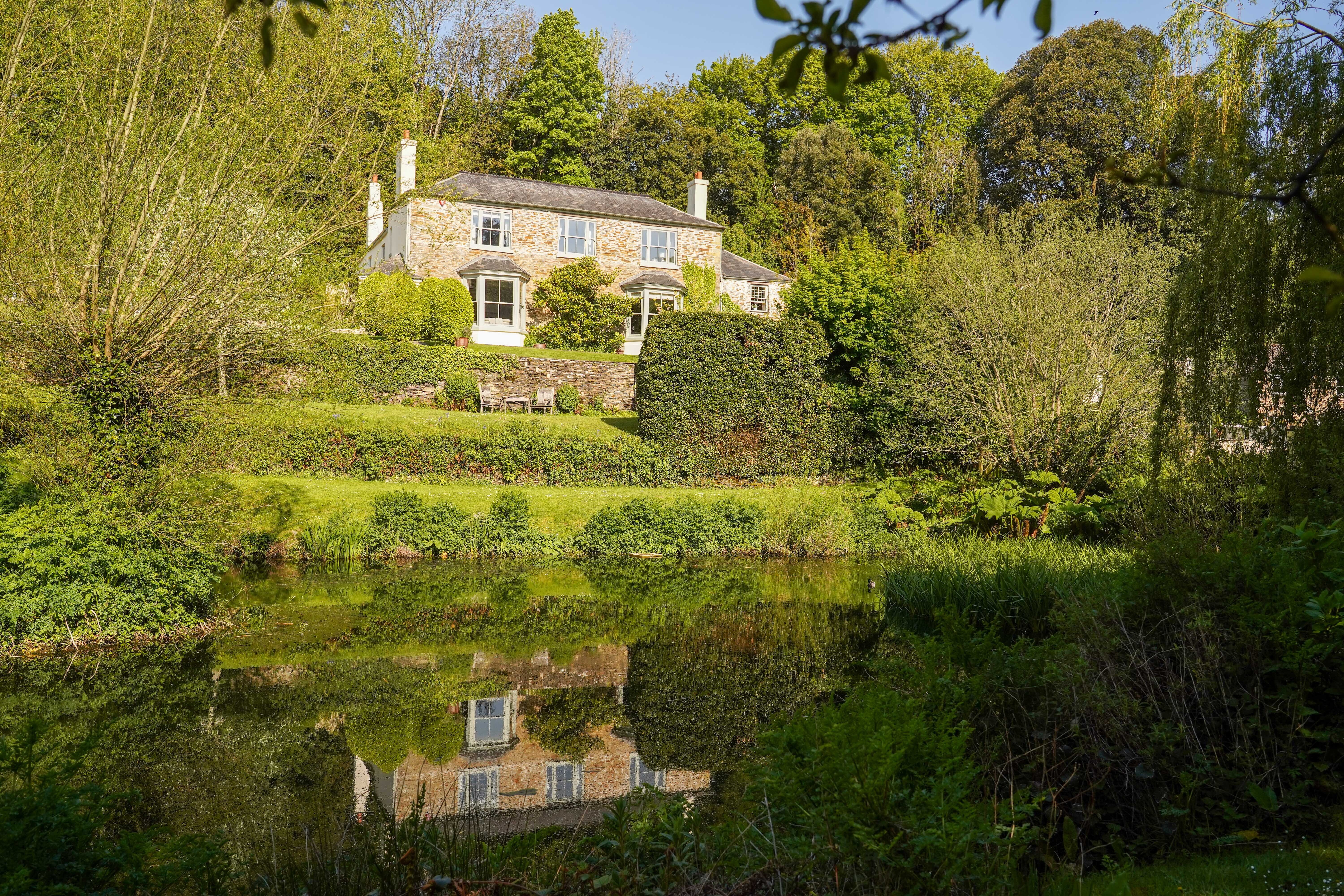 Georgian Country House with lake 